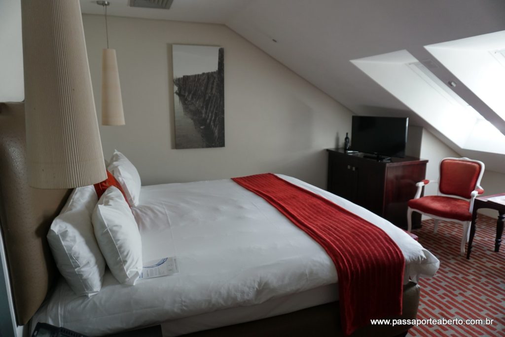 Quarto super confortável, e a janela era assim porque a gente estava no último andar! 