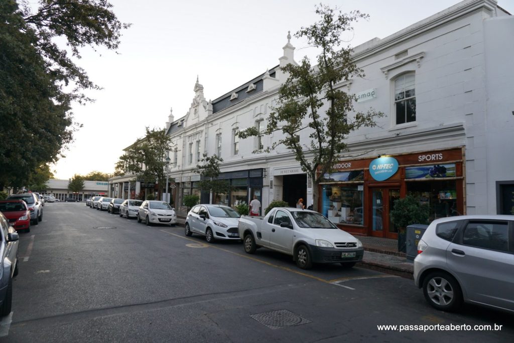 0 centro de Stellenbosch é cheio de casas colonias com lojinhas e Wine Bars