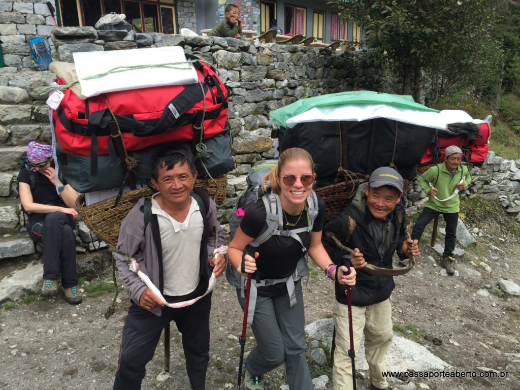 Com nossos simpáticos carregadores no Trekking até o Campo Base do Everest!