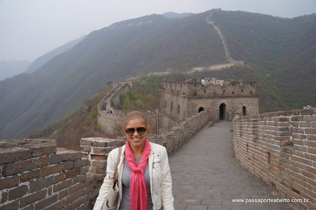 Eu e minha primeira viagem sozinha pela Ásia, na China, visitando a Grande Muralha!