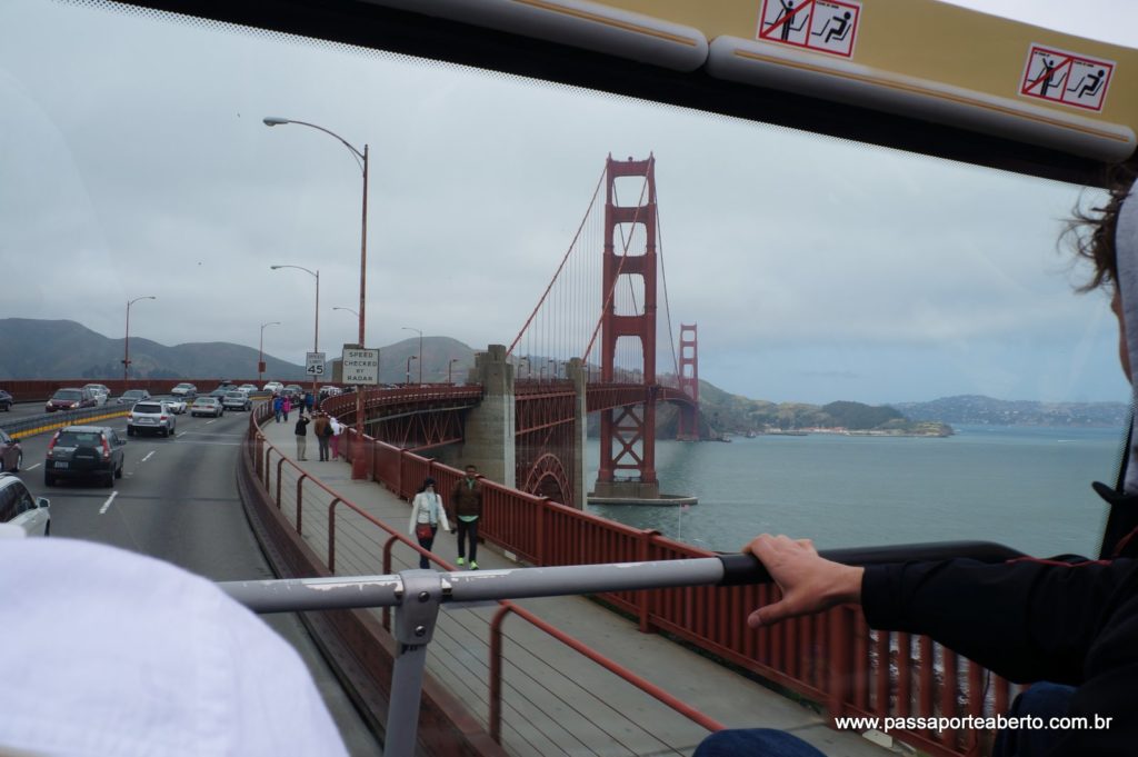 Atravessando a Golden Gate super corajosa do lado de fora!