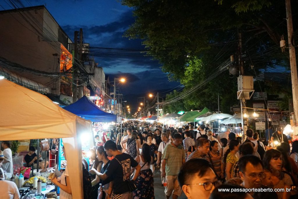 Sunday Night Market em Chiang Mai é assim lotado!