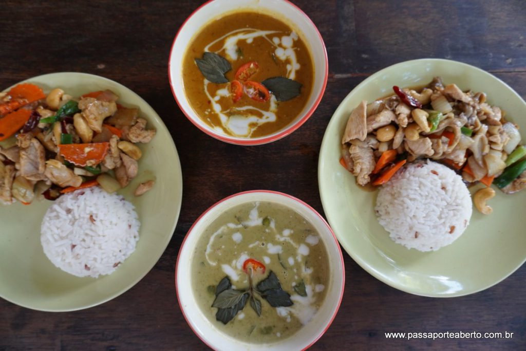 Nossa sopa e prato principal! Temos: Tom Kha Gai, a sopa de leite de coco com frango e Tom Yam, a vermelha de camarões. Também um Stir Fry de frango com legumes!