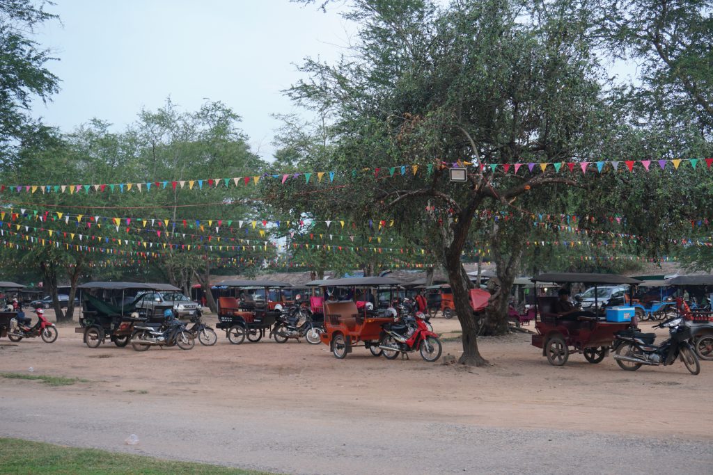 Tuk tuks estacionados no complexo de Angkor!