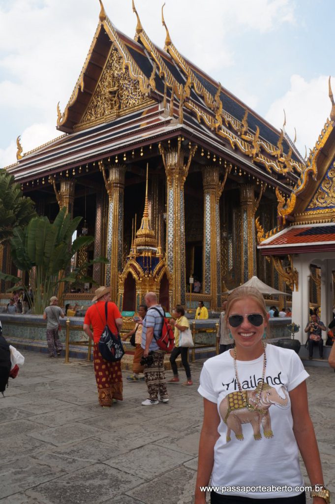 Wat Phra Kaew ao fundo! Todo o complexo é cheio de detalhes e muuuuuito suntuoso!