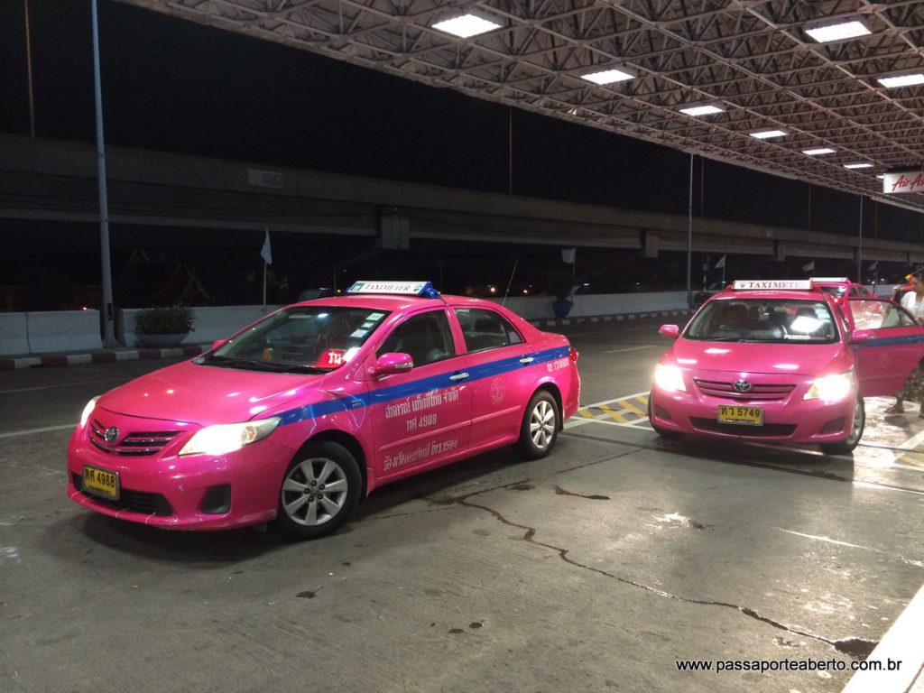 Yes! O táxi é rosa pink por lá!
