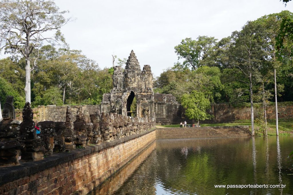 Um dos portões de acesso a Angkor Thom