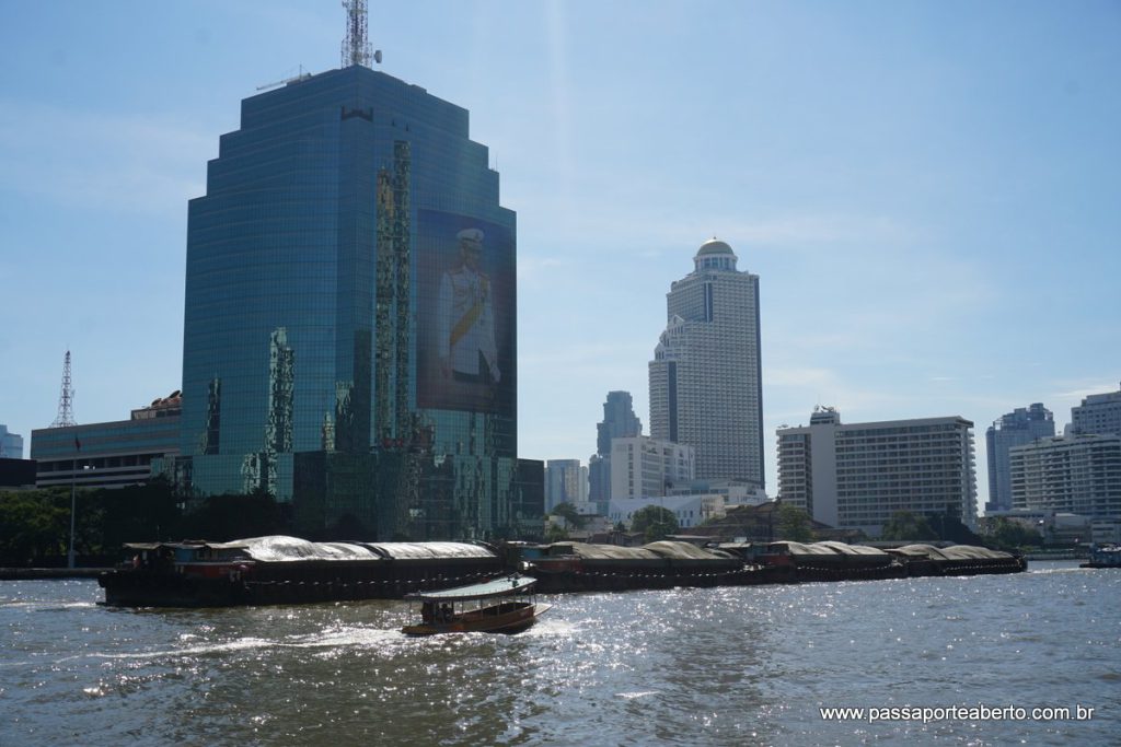 Navegar pelo rio Chao Praya é uma ótima forma de conhecer a cidade e fugir do trânsito!