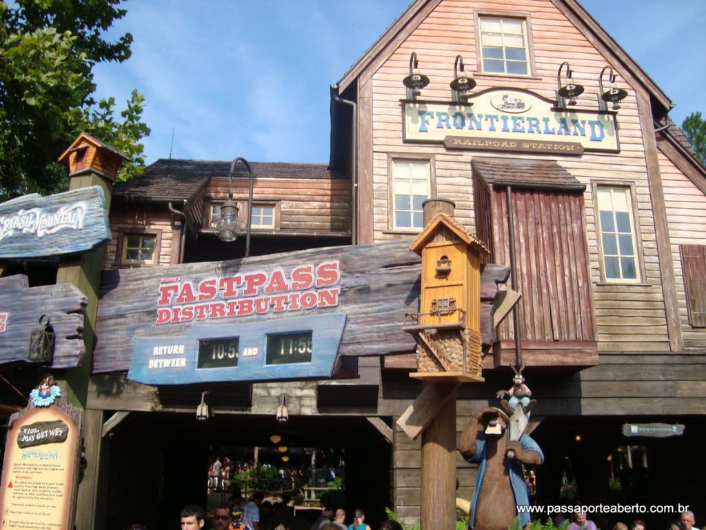 Fila do Fastpass+ está sempre destacada em algum lugar da atração!