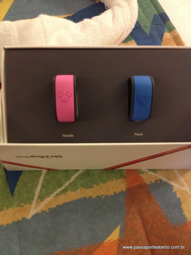 Nossas Arm Bands estavam nos esperando no quarto!