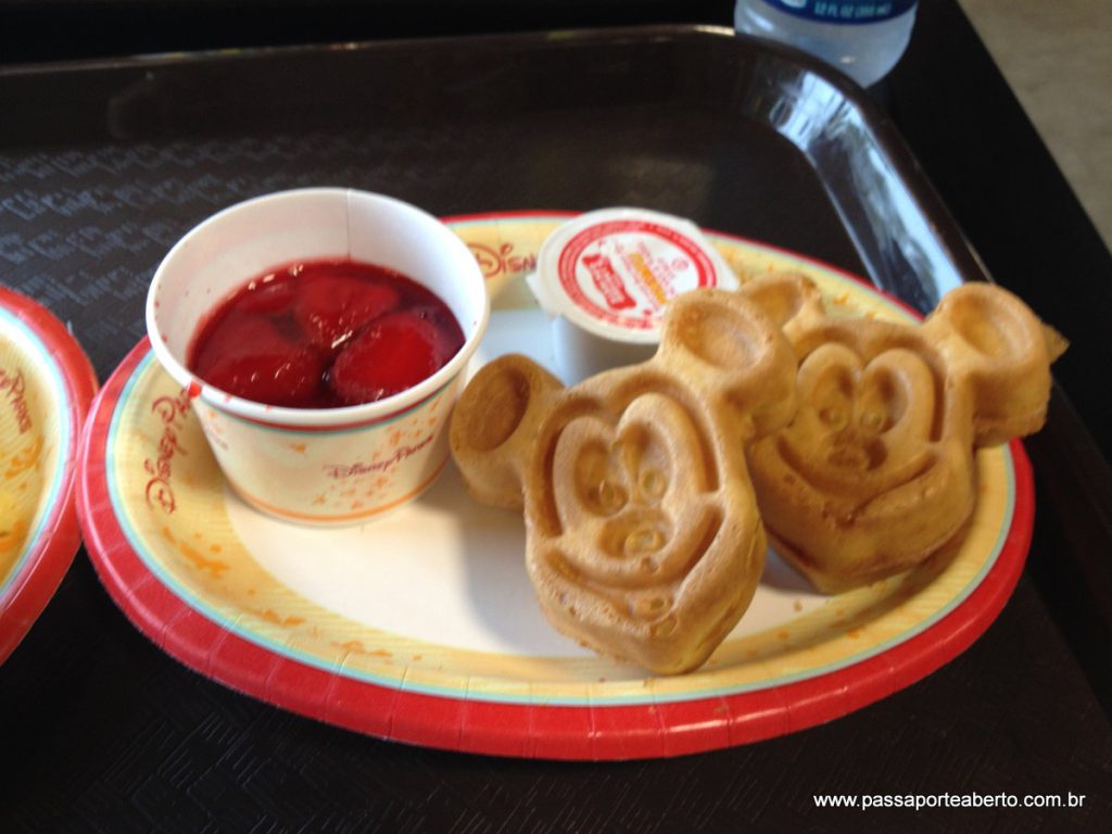 Café da manhã reforçado para começar bem o dia! Melhor ainda se tiver waffles de Mickey!