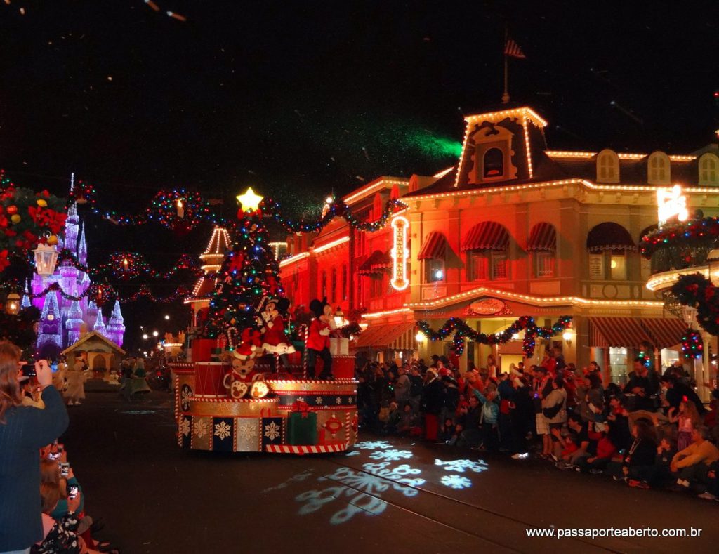 A época mais linda do ano, quando a Disney fica todinha enfeitada pro Natal e o clima natalino invade os parques! Amei! Essa foi a Very Merry Christmas Party em 2012!