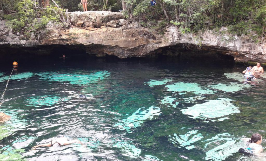 Águas critalinas e lindas do Cenote Zul!