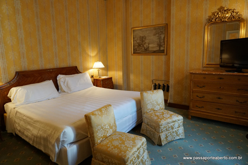 Os quartos têm estilo bem clássico, e ainda preservam alguns móveis de quando o hotel foi construído!