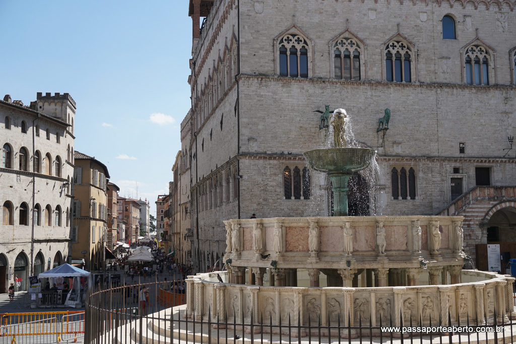 A Fontana Maggiore vai certamente aparecer em muitas das suas fotos por lá! 