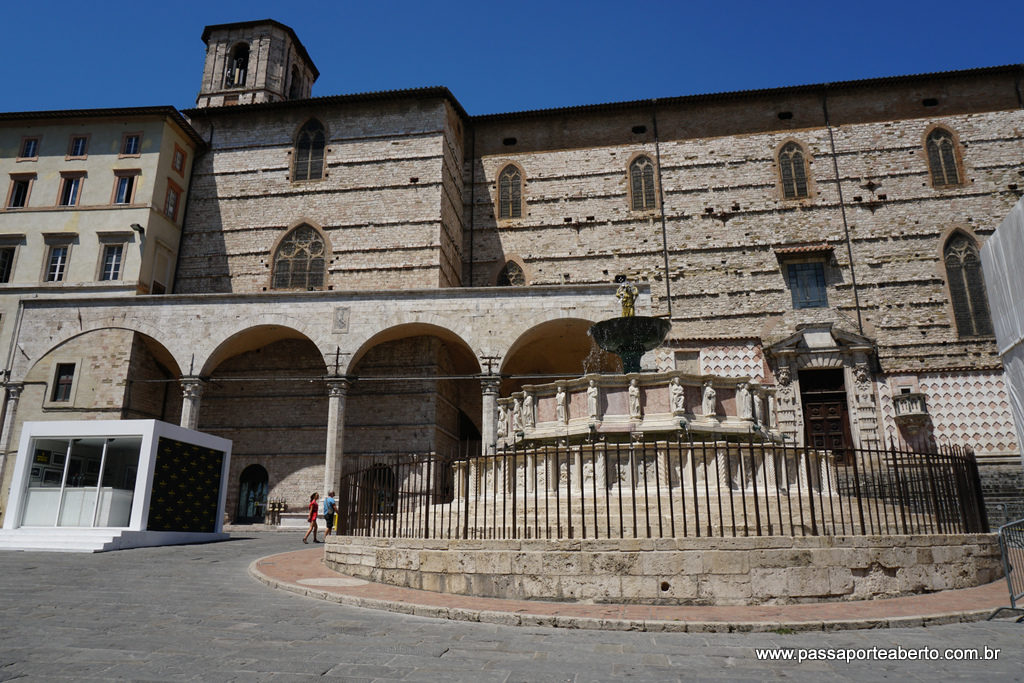 O Duomo, que fica atrás da fontana, parece simples por fora, porém é muito bonito internamente!