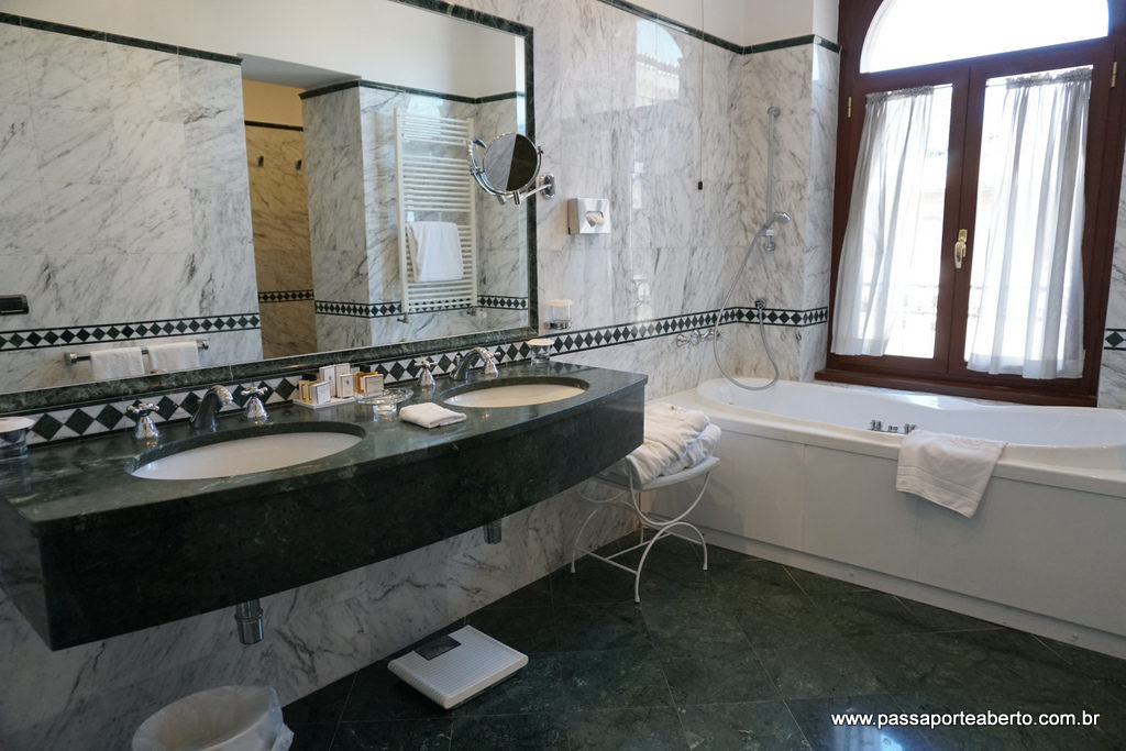 Essa era só uma parte do banheiro, ele era ainda maior, com ducha com massagem e tudo mais!