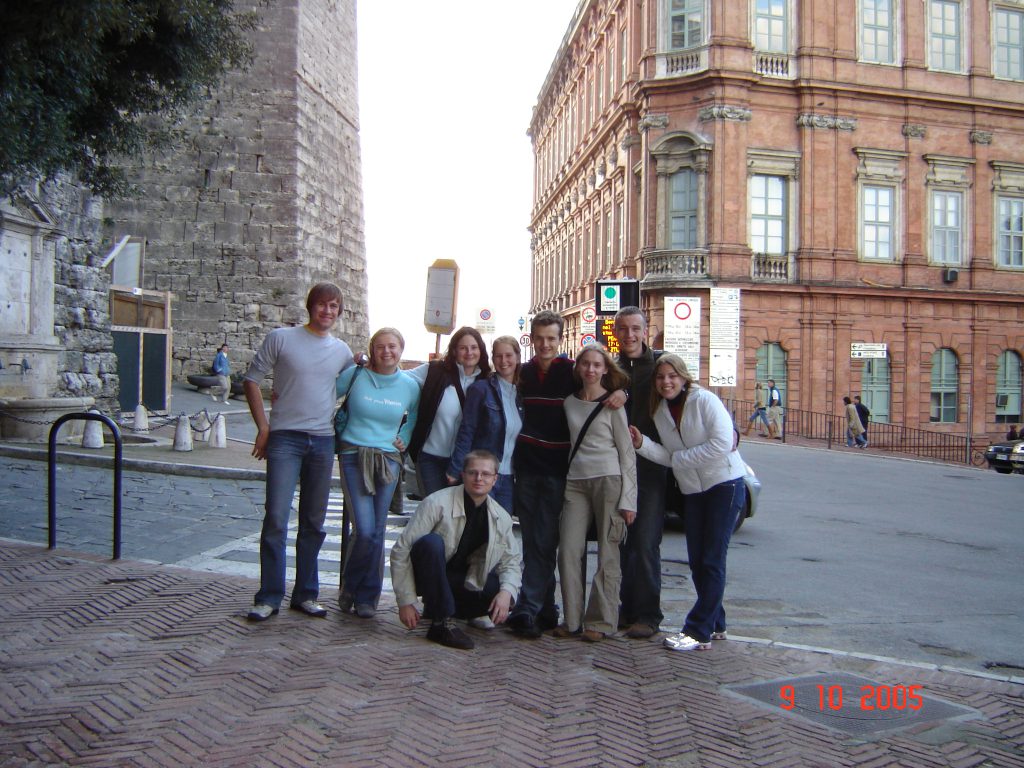 Uma foto bem antiga em frente à Università per Stranieri di Perugia, lá de 2005, com o pessoal do intercâmbio dando uma voltinha por Perugia!