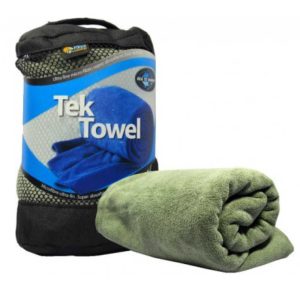 Tek Towel da Sea To Summit, existe em diversos tamanhos, é leve e seca muuuuuito rápido!