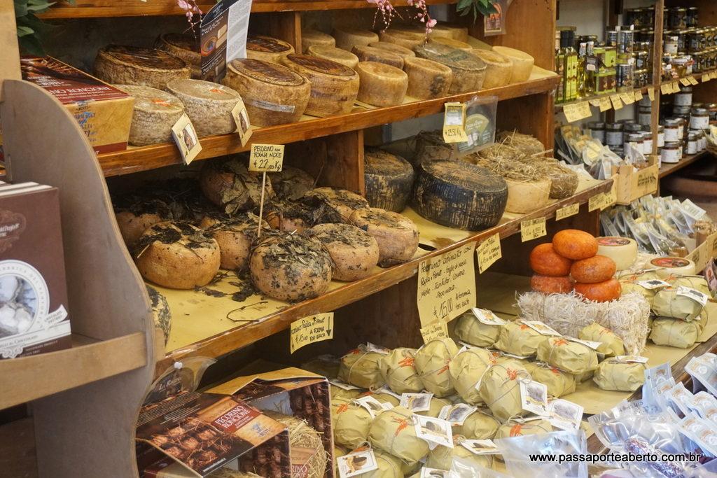 Queijos, queijos e mais queijos em Pienza!