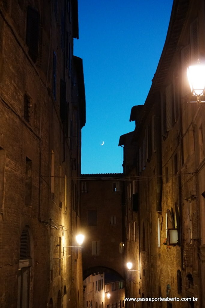 Ainda tivemos a sorte de pegar a vista dessa lua incrível em Siena no fim do dia! 