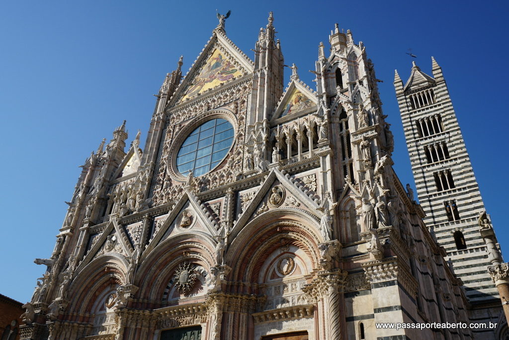 Fachada imponente do Duomo di Siena!