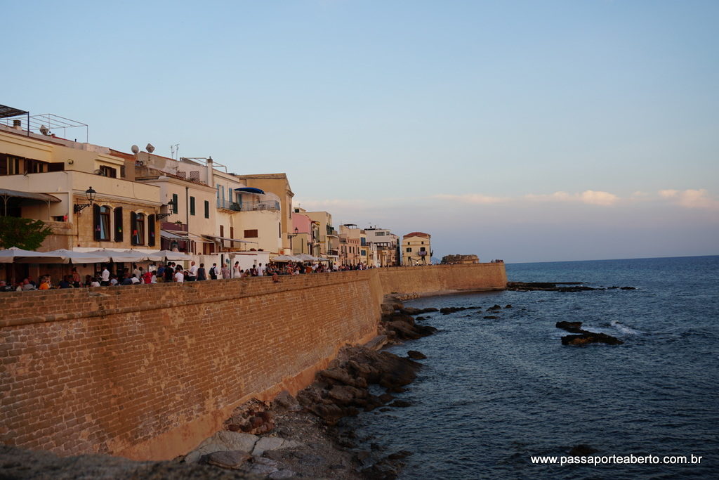 Maravilhosa cidade medieval de Alghero, ótima opção para jantar de frente pro mar no pôr do sol!