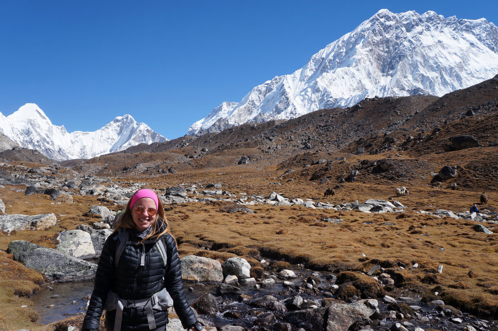 Toda feliz mesmo em temperaturas negativas nos Himalaias, de buff no pescoço e protetor de orelhas de fleece!