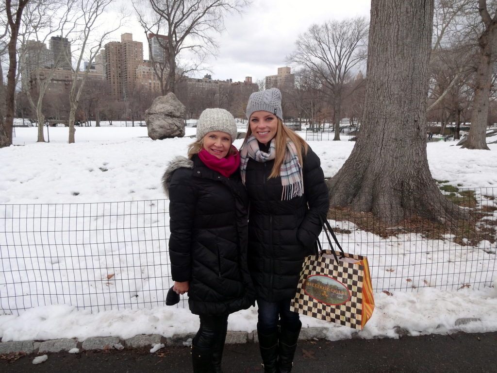 Eu e minha mãe em um dia congelante no central park. Gorros, cachecol e luvas são indispensáveis.
