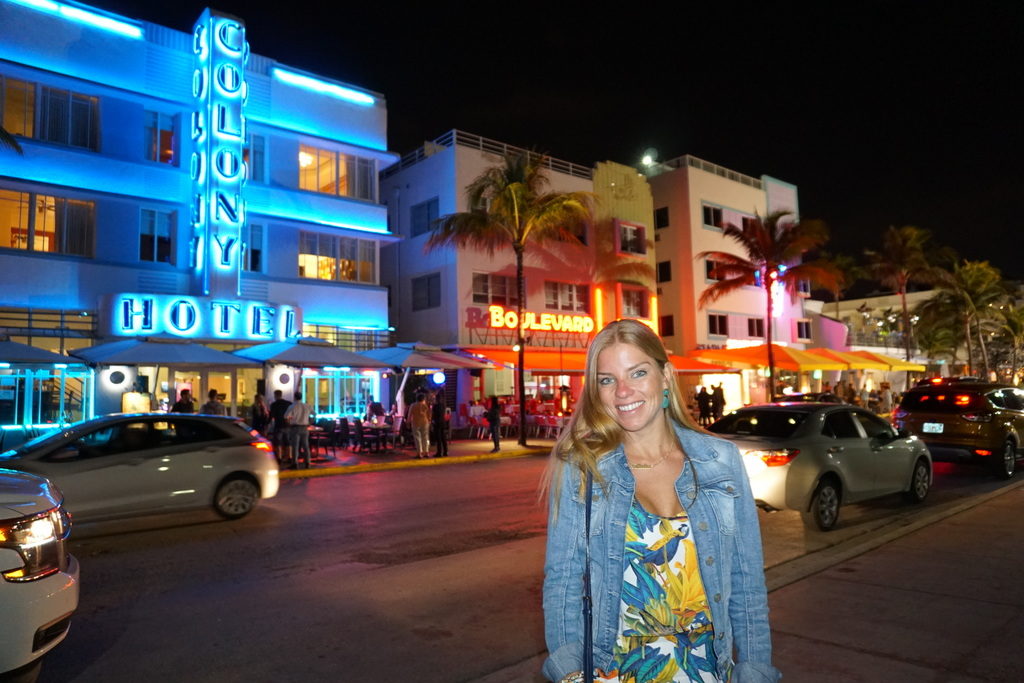 Ocean Drive e seus letreiros e hotéis Art Deco durante a noite!