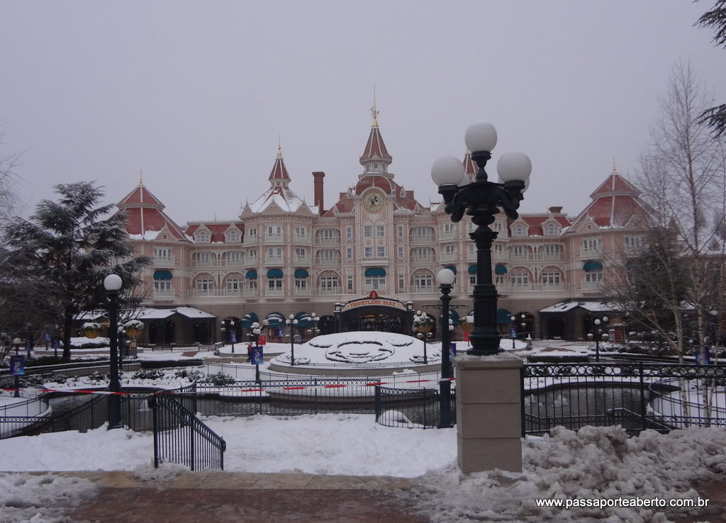 Disneyland Hotel bem na entrada do parque (e bem nevado!)