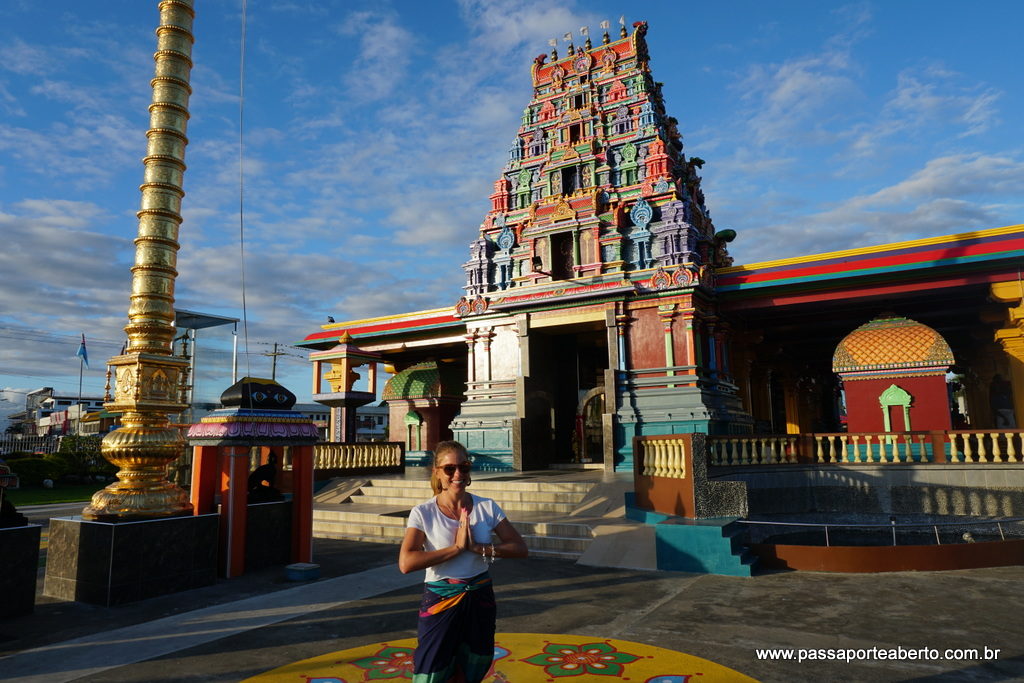 Em Nadi existe um templo Hindu, o maior do hemisfério sul. É bem interessante visitar caso você passe um dia na cidade. 