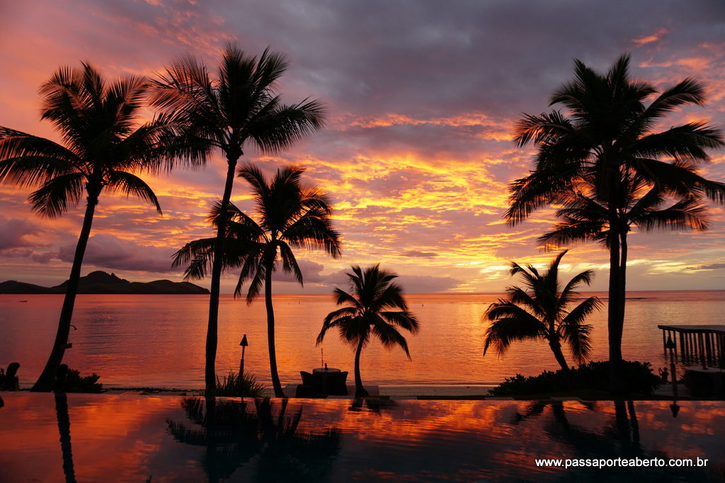 Esse lugar tem um pôr do sol surreal! A piscina com os coqueiros ajudam a criar todo cenário!