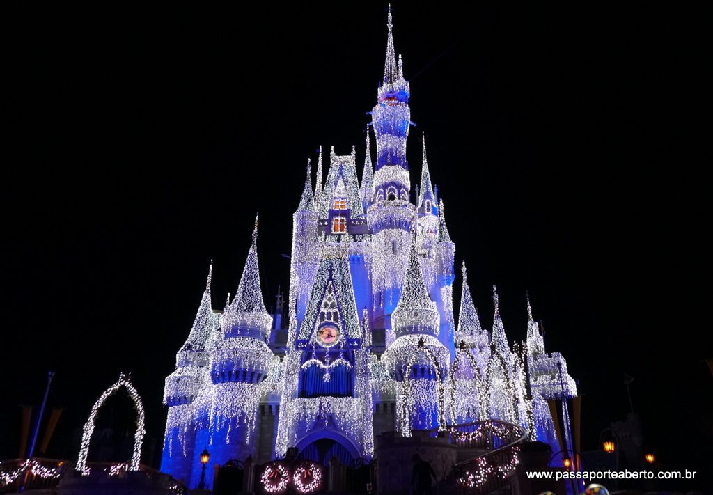 200 mil lâmpadas imitando um castelo congelado! 
