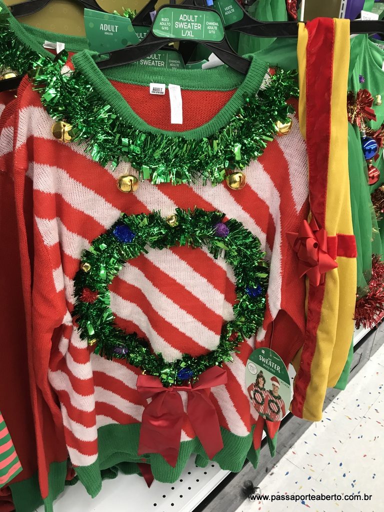 Roupas temáticas na Party City! Se você curte, vai ver MUITAS pessoas vestidas assim!