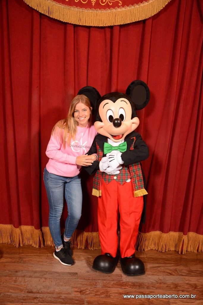 Mickey também está com trajes natalinos neste dia!
