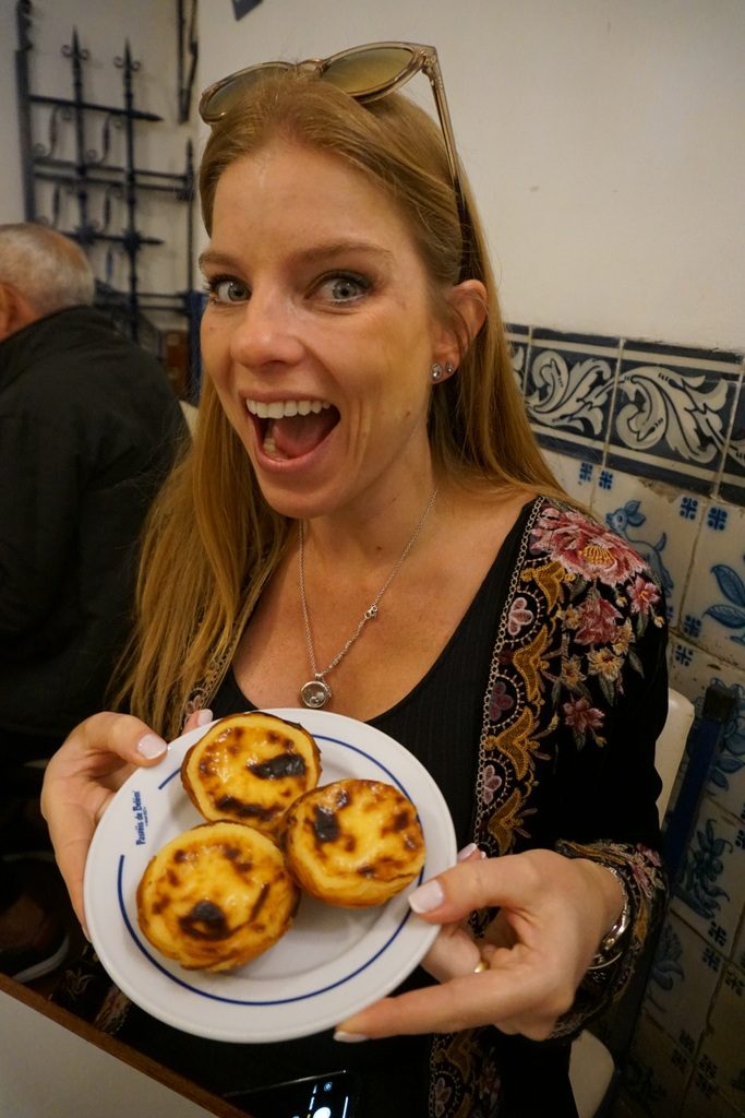 Aqui com os famosos pastéis de Belém em Lisboa. É claro que seus lanches podem ser mais nutritivos! Uma escapadinha, no entanto, pode ser bem deliciosa!