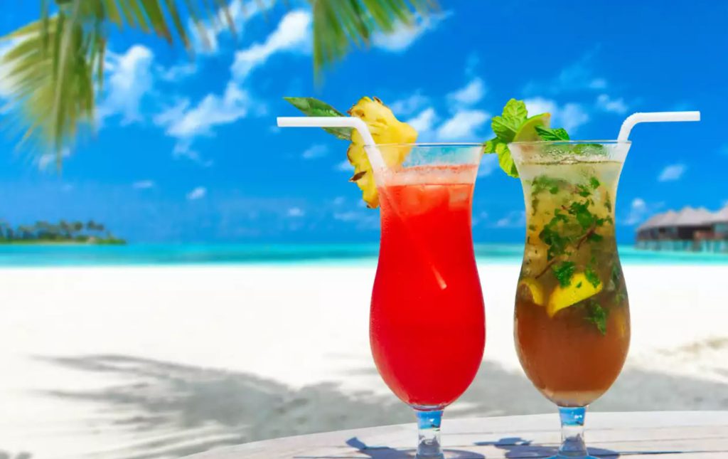 Pedir comes e bebes sem se importar com o preço é a vantagem do all-inclusive nas Maldivas